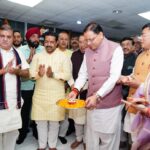 भाजपा कार्यालय पहुंचकर सीएम ने कार्यकर्ताओं के साथ मनाई दिवाली, की सुख समृद्धि की कामना