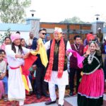 होल्यारों संग झूम के नाचे सीएम धामी, उड़ाए अबीर गुलाल