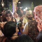 . . . जब उर्वशी रौतेला ने गेट रोककर दूल्हे से मांगा शगुन