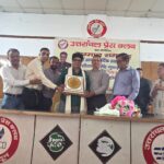 उत्तराखंड साहित्य गौरव सम्मान से सम्मानित शीशपाल गुसाईं का प्रेस क्लब में अभिनंदन