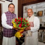 कोश्यारी के आवास पहुंचकर धामी ने दी पद्म भूषण से सम्मानित किए जाने पर बधाई