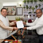 उत्तराखंड में एसआईआर का श्रीगणेश, आम से लेकर खास लोगों तक पहुंचे गणना फार्म