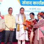 मुंबई पहुंच कर मुख्यमंत्री ने किया प्रवासियों से संवाद