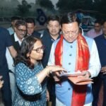 सीएम ने किसी से ज्ञापन लिया, किसी से गुलदस्ता, लोगों ने अपनी परेशानी बताई